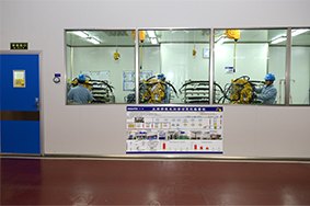 拥有10万级主阀部装无尘车间，每立方英尺空间中所含0.5um大小的颗粒物数量在2万个以下。确保液压部件和管路的清洁度。