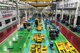 装配线采用先进的流水线连续生产方式，零部件投放采用JIT管理模式，实现了库存最小化。